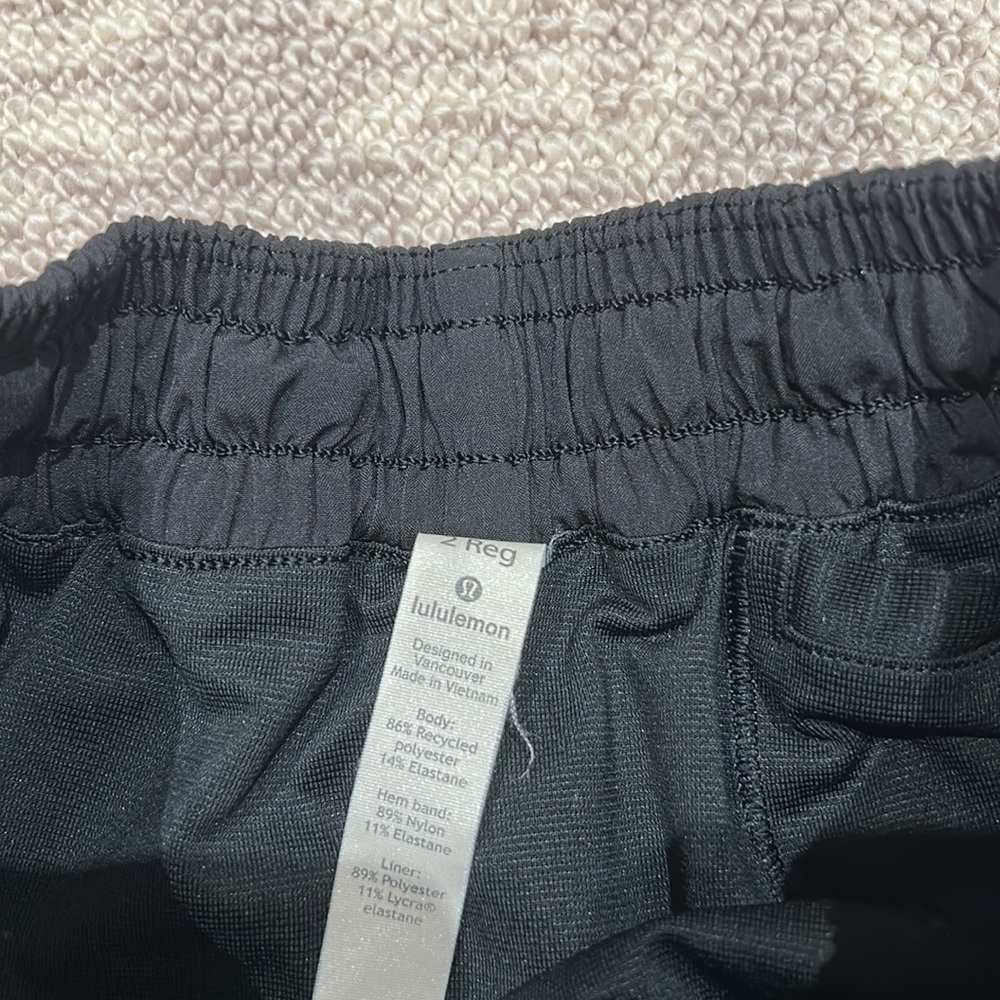 Lululemon Hotty Hot Low-Rise Lined Short 2.5" - Picture 2 of 3